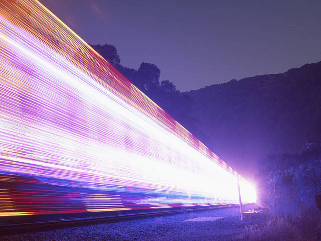 Fotógrafo transforma trens em feixes de luz