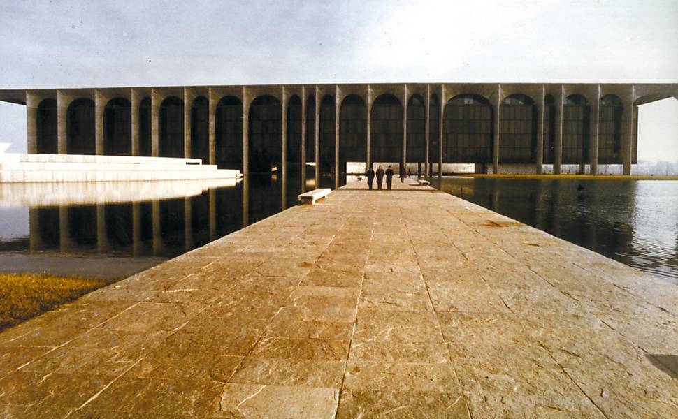 Fachada da sede da Editora Mondadori, obra do arquiteto Oscar Niemeyer, em Milão
