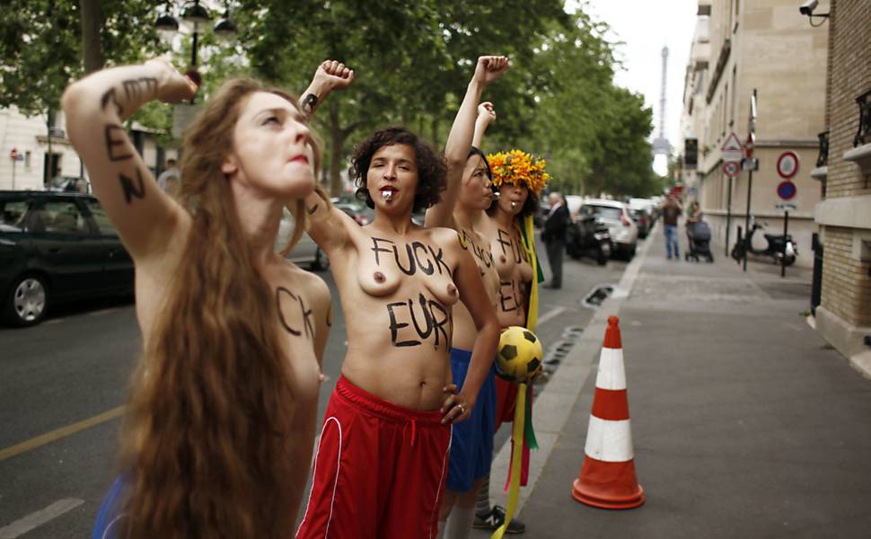 Francesas de topless protestam contra Euro