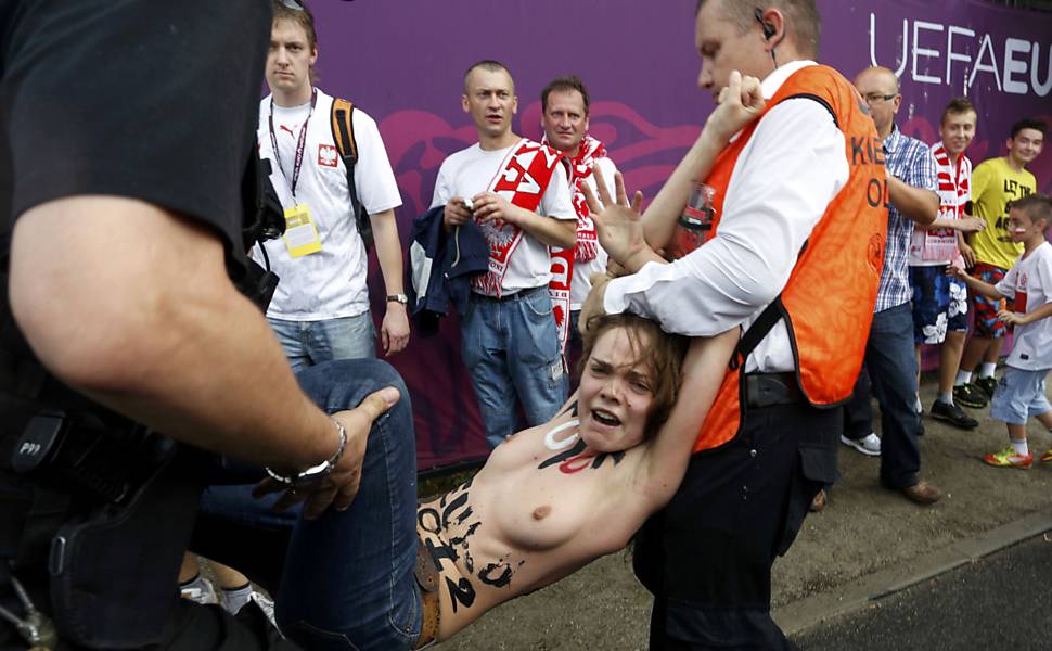 Ativistas ucranianas protestam contra a Euro-2012