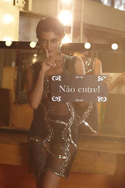 Taís Araújo encarna dançarina em capa de revista