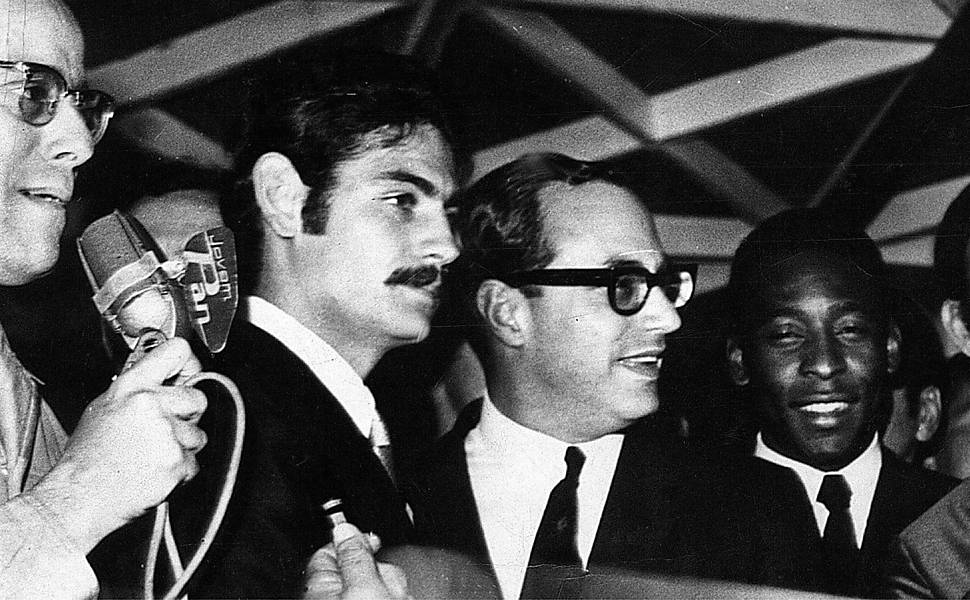 Paulo Maluf, então prefeito de São Paulo, ao lado de Rivelino e Pelé, na entrega de automóveis Volkswagen aos jogadores da seleção brasileira da Copa de 1970
