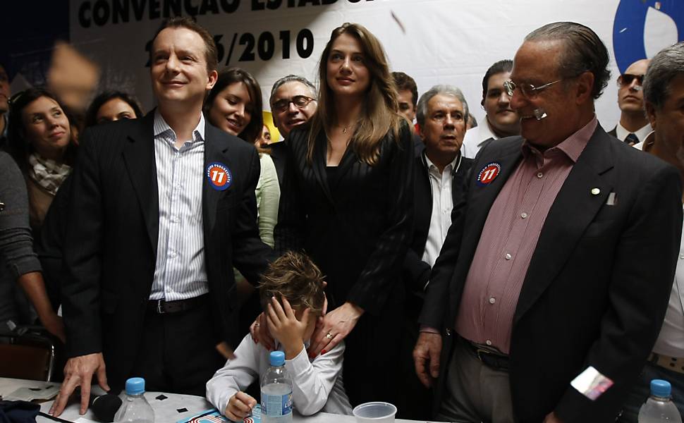 Celso Russomano, então deputado estadual com a mulher Lovani e de seu filho Celsinho e Paulo Maluf durante o lançamento que lançou Russomano ao governo de São Paulo pelo PP em 2010