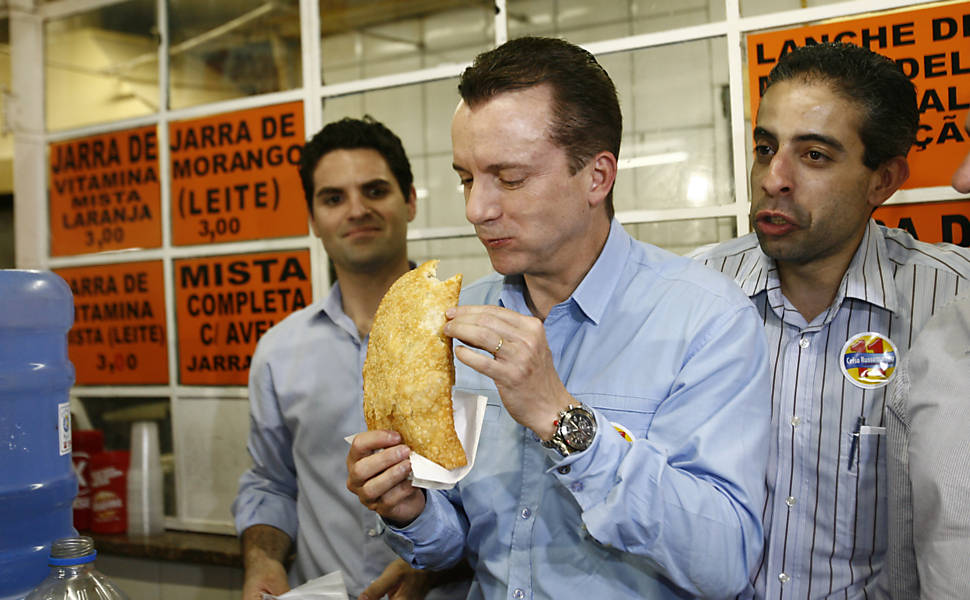 Celso Russomano comendo pastel em mercadão em Ribeirão Preto (SP) quando era candidato a governador do Estado de São Paulo em 2010 pelo PP