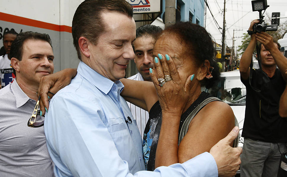Celso Russomano abraça uma moradora de Riberão Preto em 2010 quando foi candidato ao governo de São Paulo pelo PP
