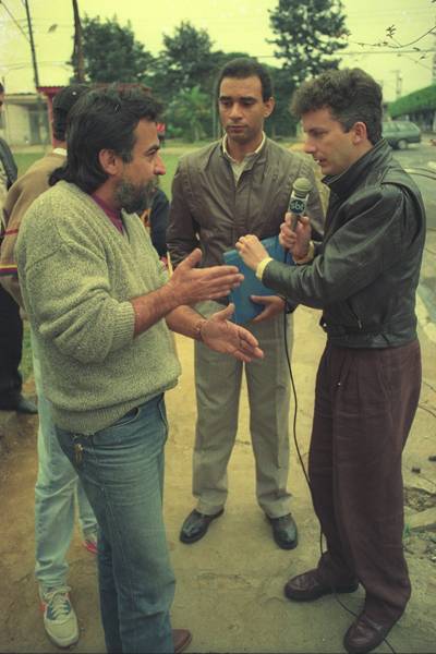 O repórter Celso Russomanno em outra reportagem do quadro ?Defesa do Consumidor? do programa "Aqui e Agora" do SBT em São Paulo em 1992