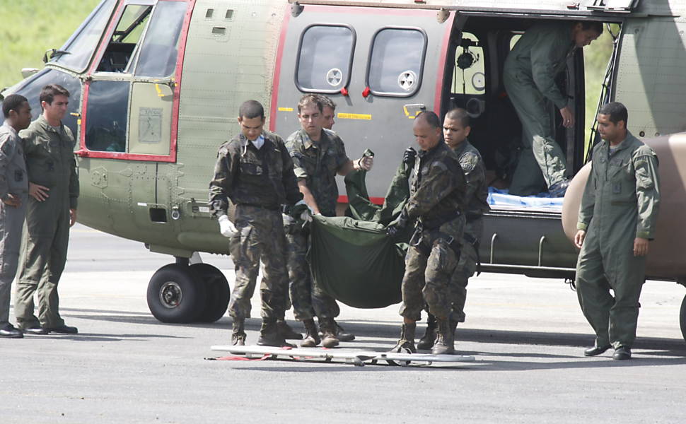Militares descarregam 13 corpos de vítimas do voo 447 em base na ilha de Fernando de Noronha (PE) 