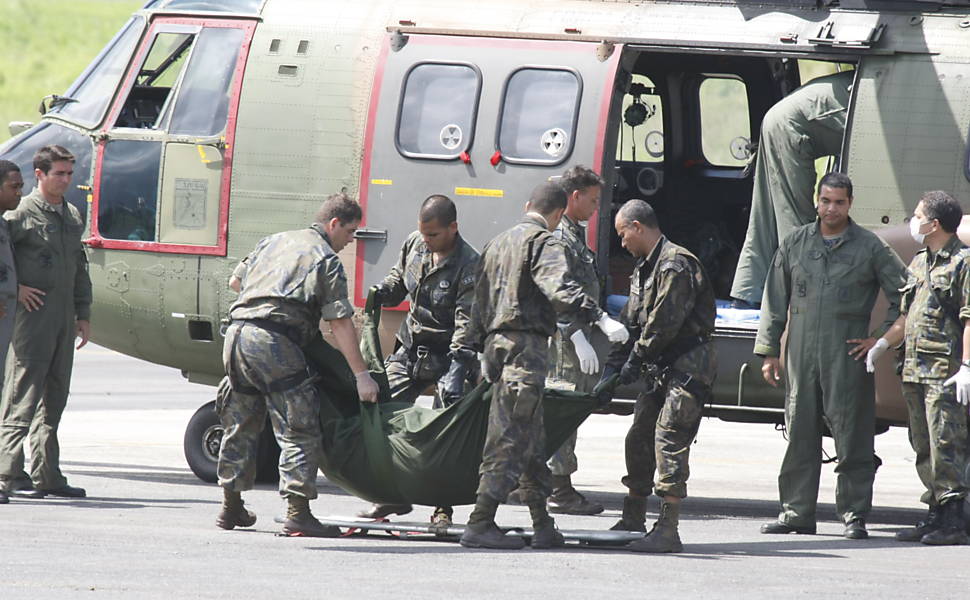 Militares descarregam 13 corpos de vítimas do voo 447 em base na ilha de Fernando de Noronha (PE) 