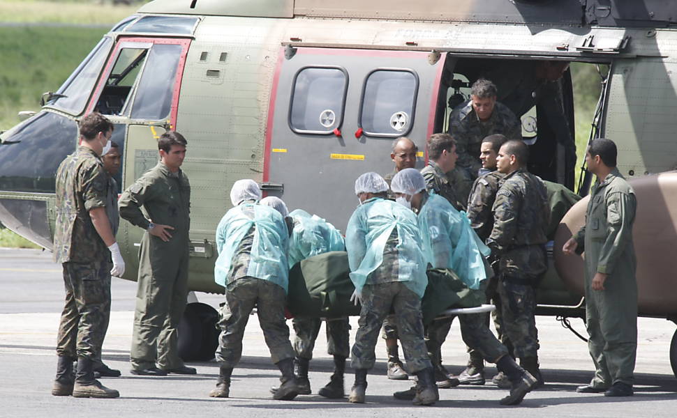 Militares descarregam 13 corpos de vítimas do voo 447 em base na ilha de Fernando de Noronha (PE) 