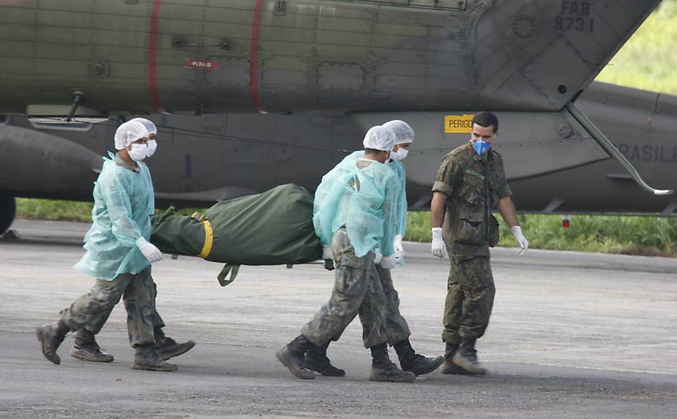 Militares descarregam 13 corpos de vítimas do voo 447 em base na ilha de Fernando de Noronha (PE) 