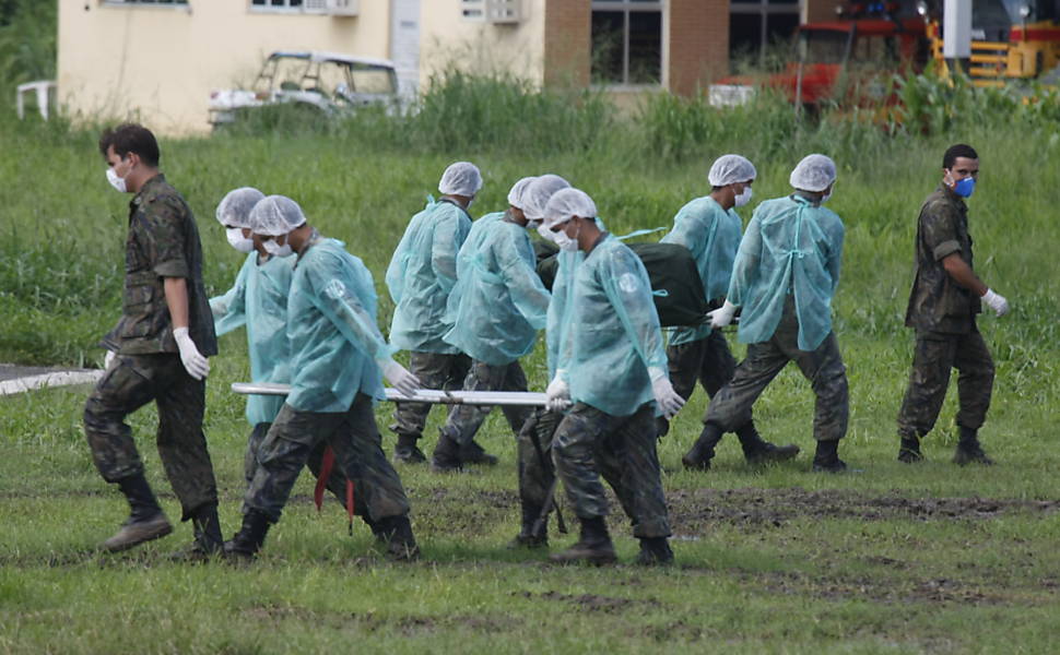 Militares descarregam 13 corpos de vítimas do voo 447 em base na ilha de Fernando de Noronha (PE) 