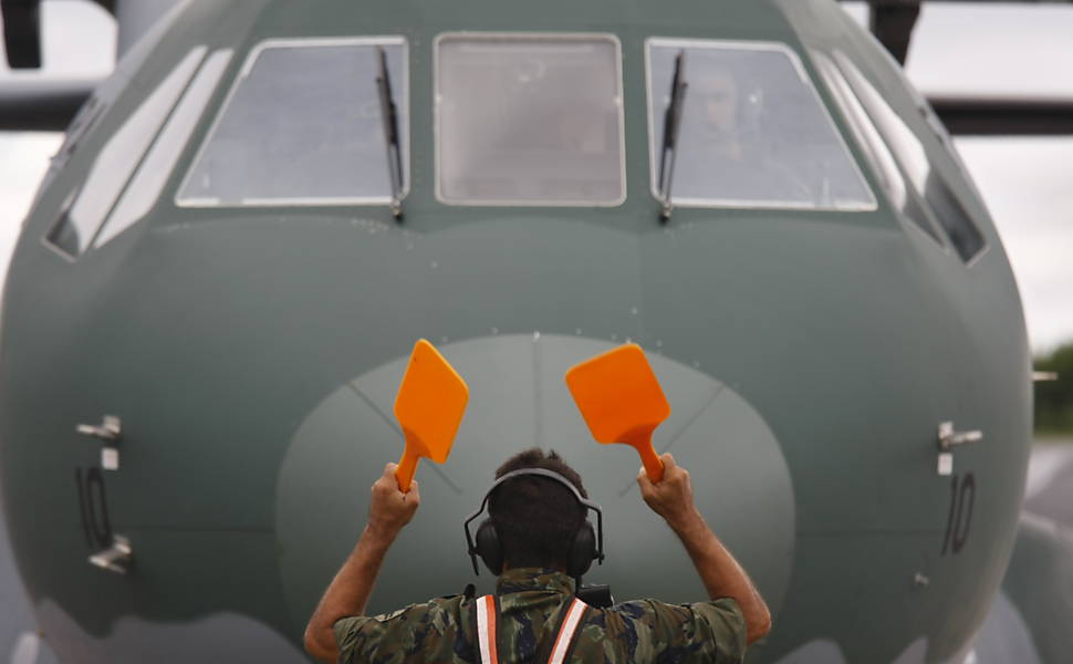 Militares descarregam 13 corpos de vítimas do voo 447 em base na ilha de Fernando de Noronha (PE) 