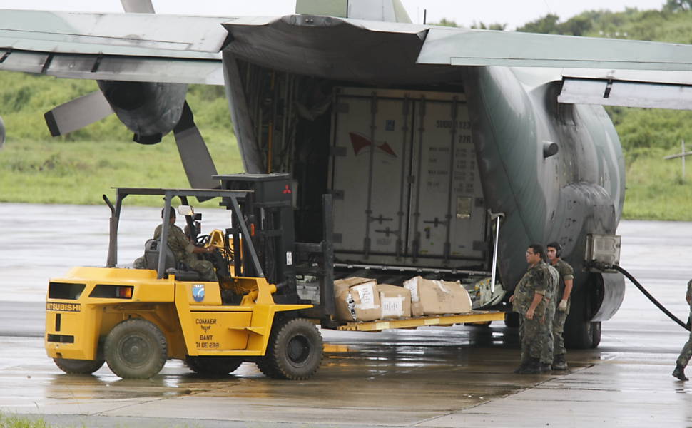 Militares descarregam 13 corpos de vítimas do voo 447 em base na ilha de Fernando de Noronha (PE) 