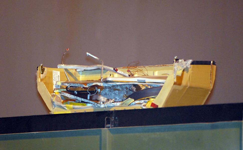 Primeiros destroços do Airbus A330 resgatados pela Força Aérea Brasileira chegam a Recife (PE) dias após o acidente 