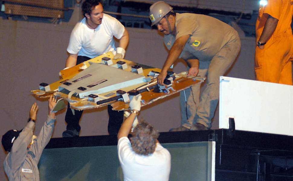 Primeiros destroços do Airbus A330 resgatados pela Força Aérea Brasileira chegam a Recife (PE) dias após o acidente 