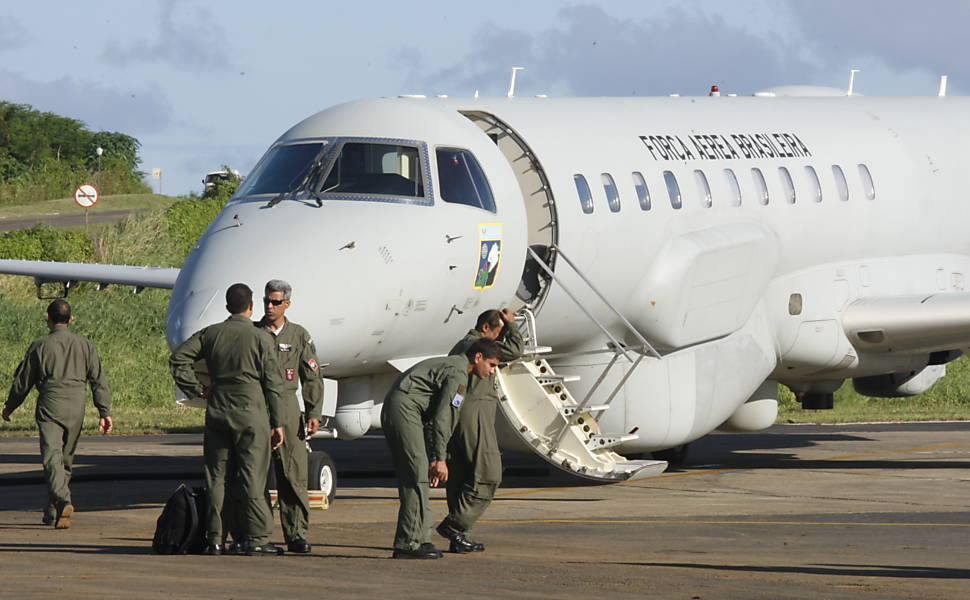 Militares descarregam 13 corpos de vítimas do voo 447 em base na ilha de Fernando de Noronha (PE) 