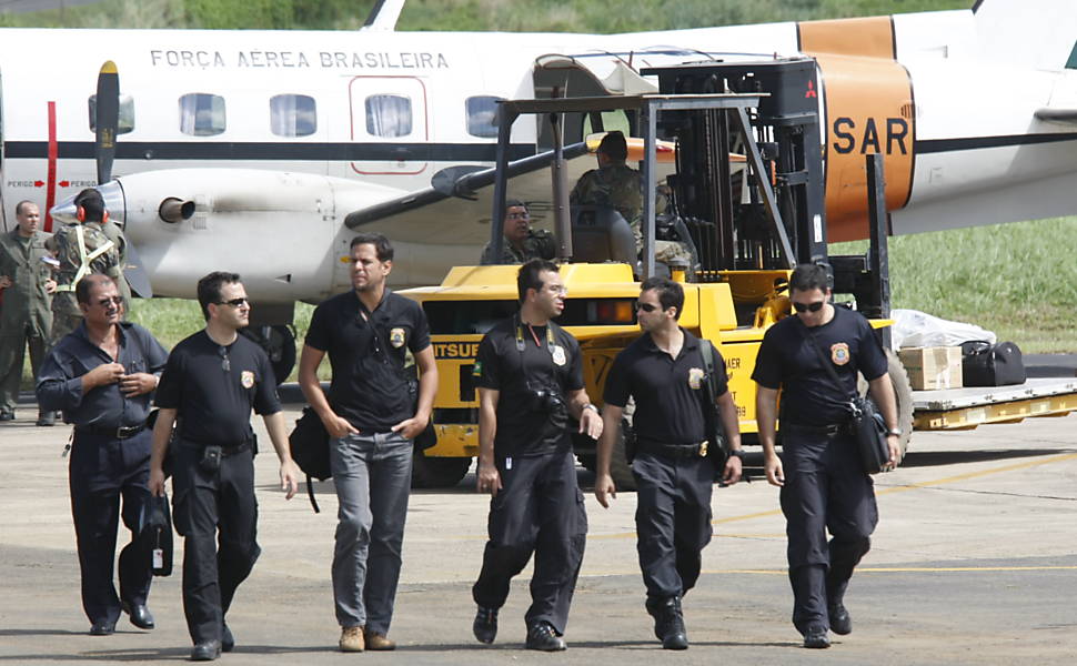 Militares descarregam 13 corpos de vítimas do voo 447 em base na ilha de Fernando de Noronha (PE) 