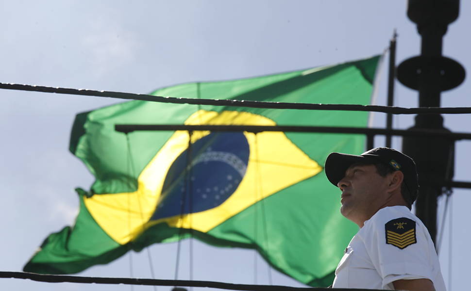 Militares fazem homenagem às vitimas do voo 447, lançando coroas de flores e pétalas de rosa no oceano 