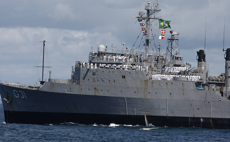 Militares fazem homenagem às vitimas do voo 447, lançando coroas de flores e pétalas de rosa no oceano 