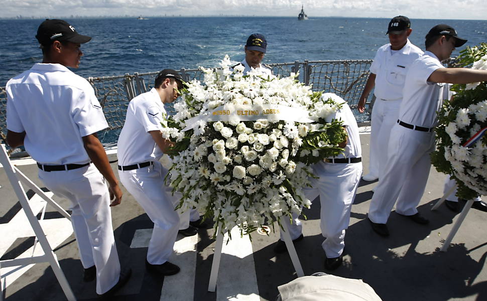 Militares fazem homenagem às vitimas do voo 447, lançando coroas de flores e pétalas de rosa no oceano 