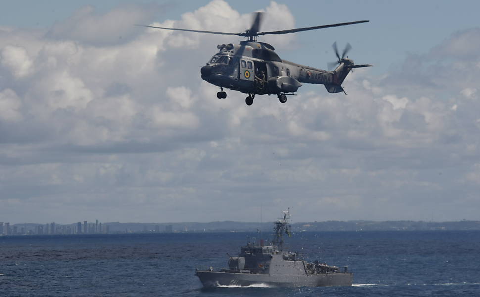 Militares fazem homenagem às vitimas do voo 447, lançando coroas de flores e pétalas de rosa no oceano 