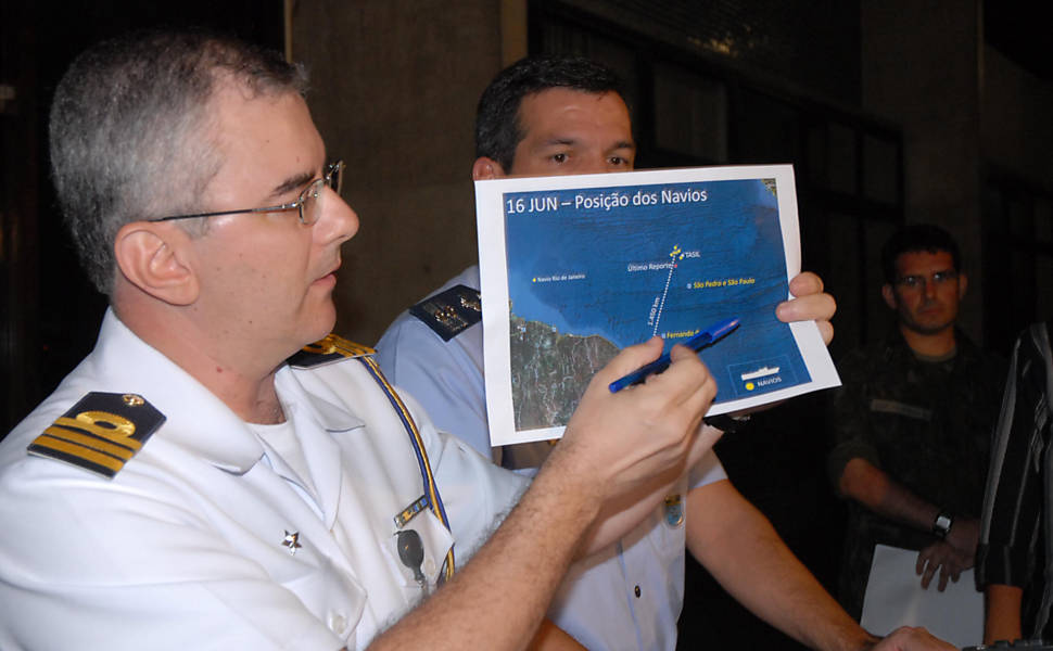 Militares concedem entrevista coletiva anunciando o encontro de mais corpos e destroços do voo 