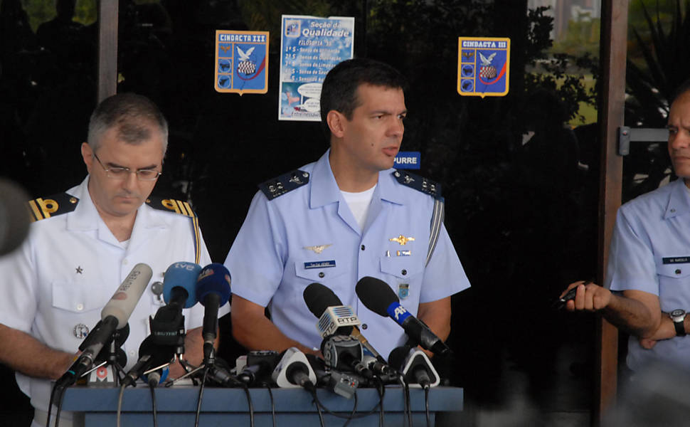 Militares concedem entrevista coletiva anunciando o encontro de mais corpos e destroços do voo 