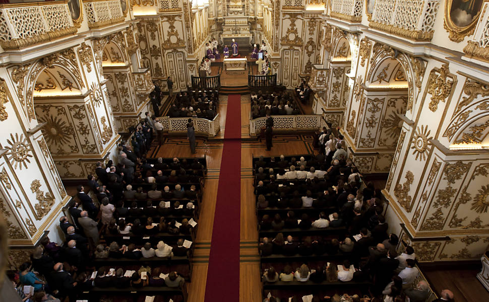 Cerca de 800 pessoas participam de missa em homenagem ao príncipe Pedro Luis de Orleans e Bragança, 26, que estava no voo 447 