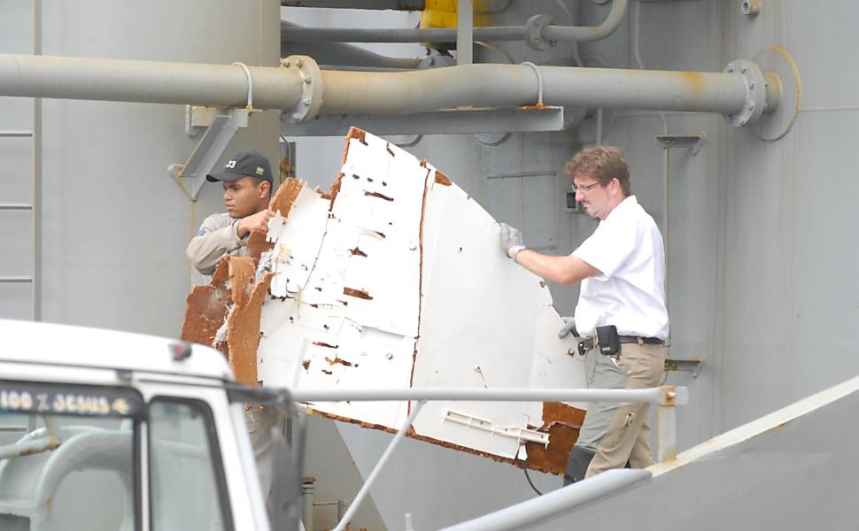 Navio da Marinha atraca em Recife levando o 50º corpo localizado no oceano Atlântico, além dos destroços 