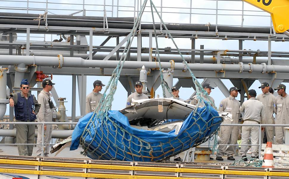 Navio da Marinha atraca em Recife levando o 50º corpo localizado no oceano Atlântico, além dos destroços 