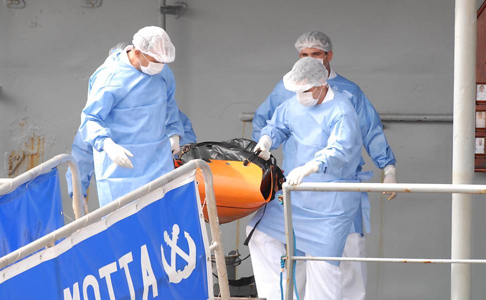 Navio da Marinha atraca em Recife levando o 50º corpo localizado no oceano Atlântico, além dos destroços 