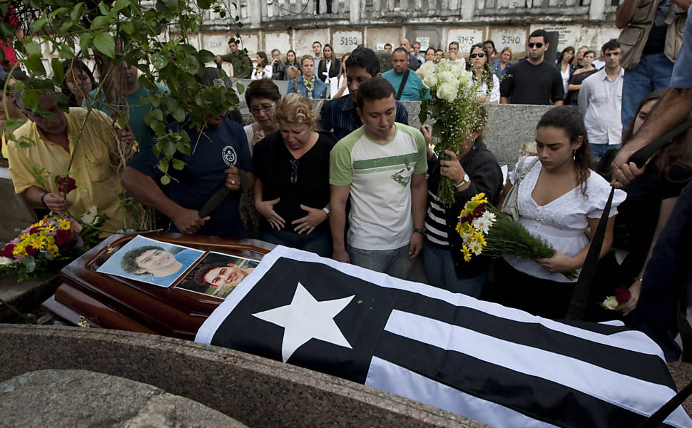 Familiares e amigos acompanham o enterro do comissário de bordo Lucas Gagliano Juca de Oliveira, que estava no voo 447 da Air Grance, no Rio 