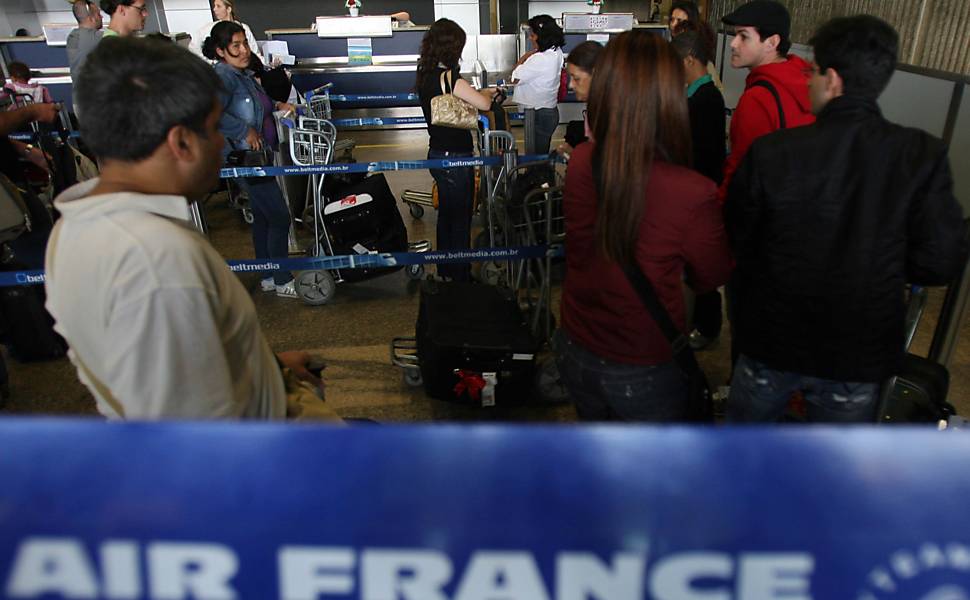 Familiares de passageiros que estavam no voo da Air France aguardam informações no aeroporto Tom Jobim, no Rio <a href=