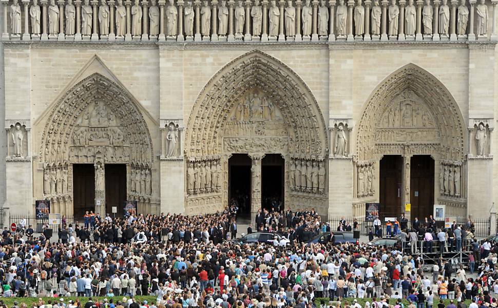 Familiares dos ocupantes do voo 447 da Air France participam de cerimônia ecumênica na catedral de Notre Dame, em Paris 