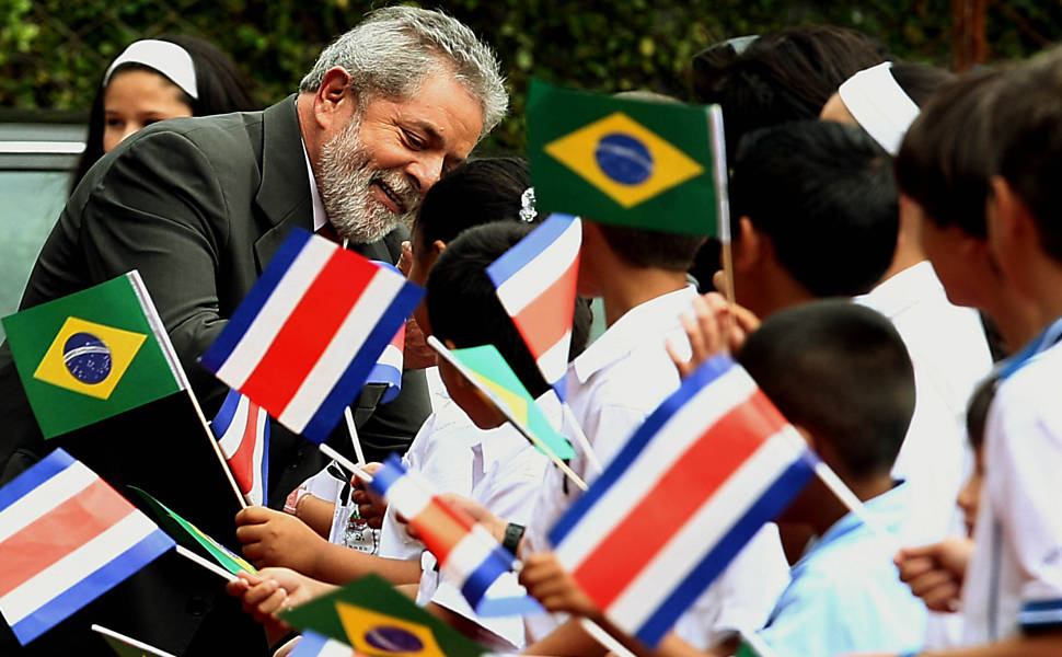 O presidente Luiz Inácio Lula da Silva chega à Costa Rica dias após a tragédia; membros do governo costarriquenho usaram laços pretos em sinal de luto 