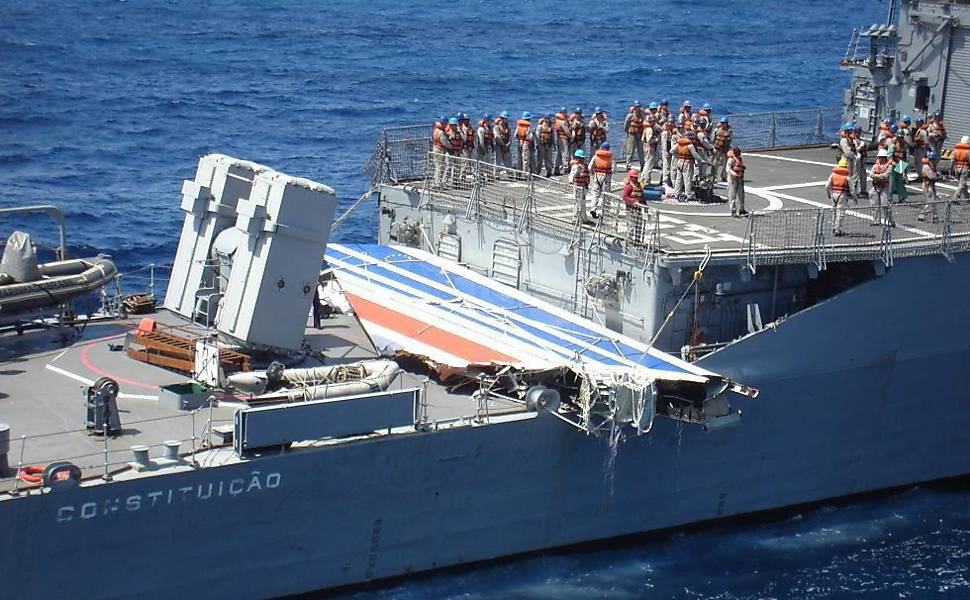 Militares da FAB resgatam os primeiros destroços do avião ainda boiando do oceano 