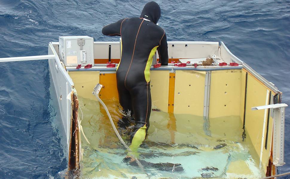 Militares da FAB resgatam os primeiros destroços do avião ainda boiando do oceano 