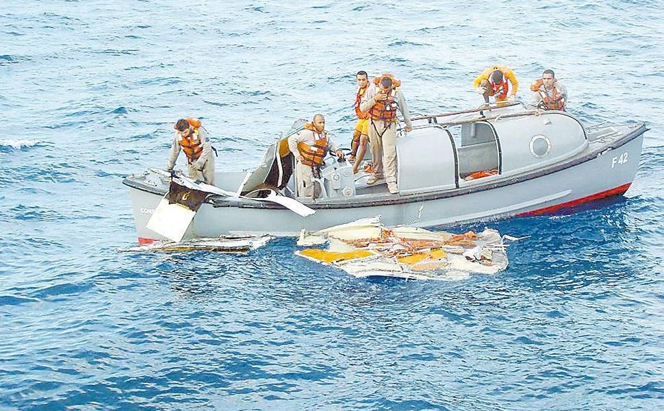 Militares da FAB resgatam os primeiros destroços do avião ainda boiando do oceano 