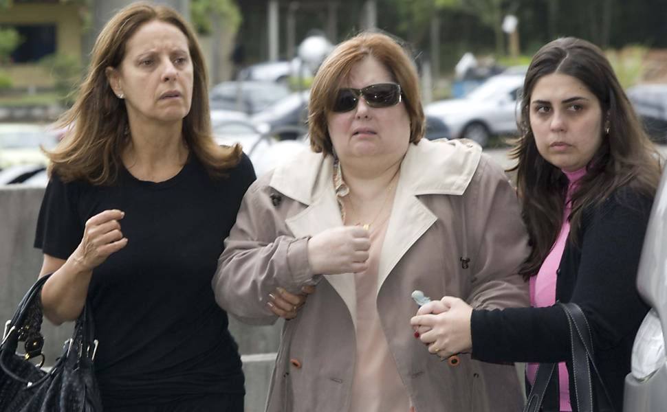 Familiares de passageiros que estavam no voo da Air France aguardam informações no aeroporto Tom Jobim, no Rio <a href=