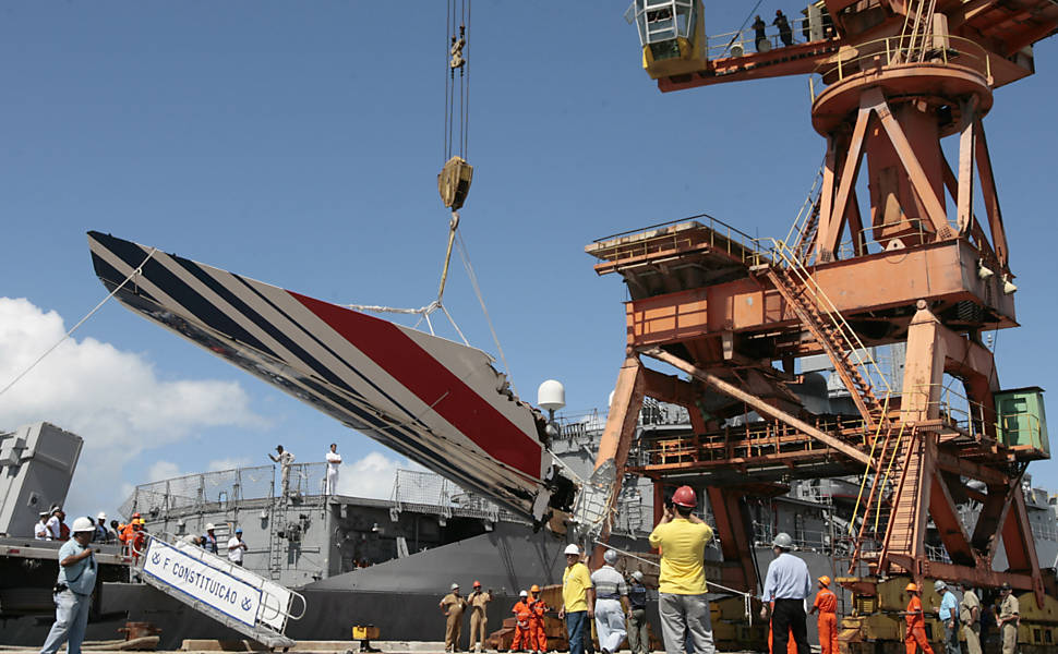 Primeiros destroços do Airbus A330 resgatados pela Força Aérea Brasileira chegam a Recife (PE) dias após o acidente 