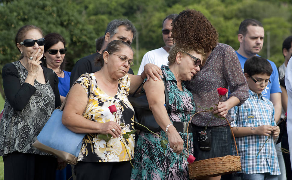 Familiares e amigos de Nelson Marinho Filho, que morreu no acidente com o voo 447, acompanham seu enterro no Rio em dezembro 2011 