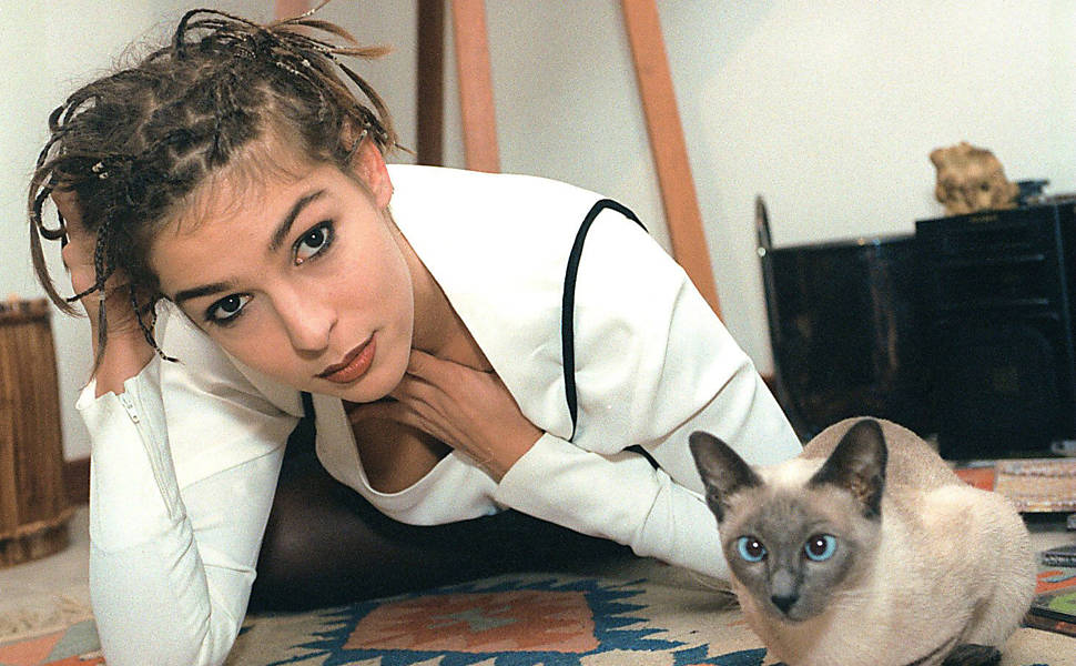 A atriz e apresentadora Maria Paula fotografada em seu apartamento, ao lado de gato em 1997