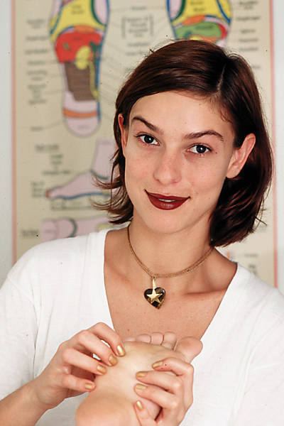 A atriz Maria Paula em sua clínica de massagem em 1998