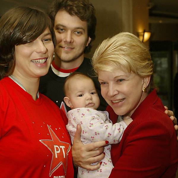 Marta Suplicy com Maria Paula, a neta Maria Luiza e o filho João no hotel Sofitel, em São Paulo, em 2004