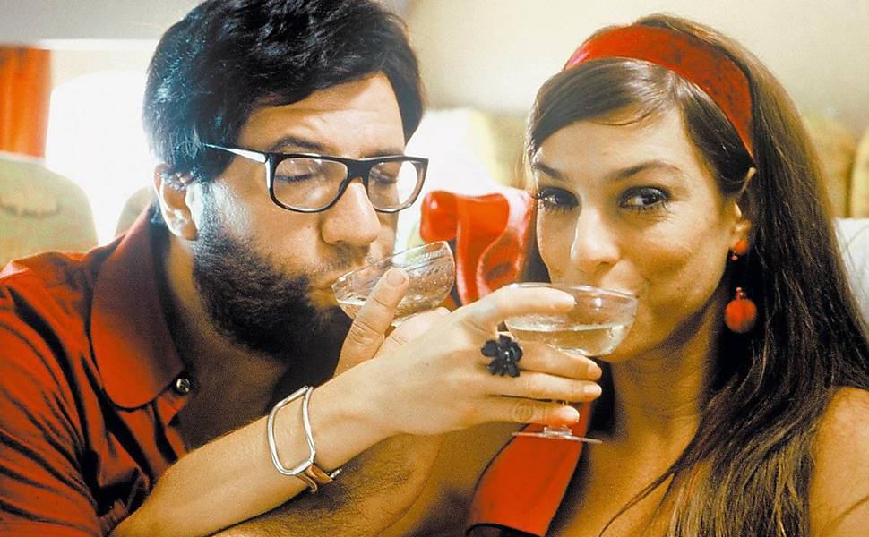 Bussunda e a apresentadora em cena do filme "Casseta & Planeta - A Taça do Mundo É Nossa"