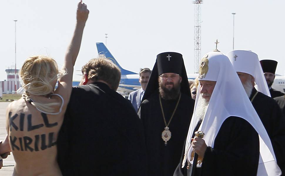 Grupo feminista protesta contra chefe da Igreja Ortodoxa Russa