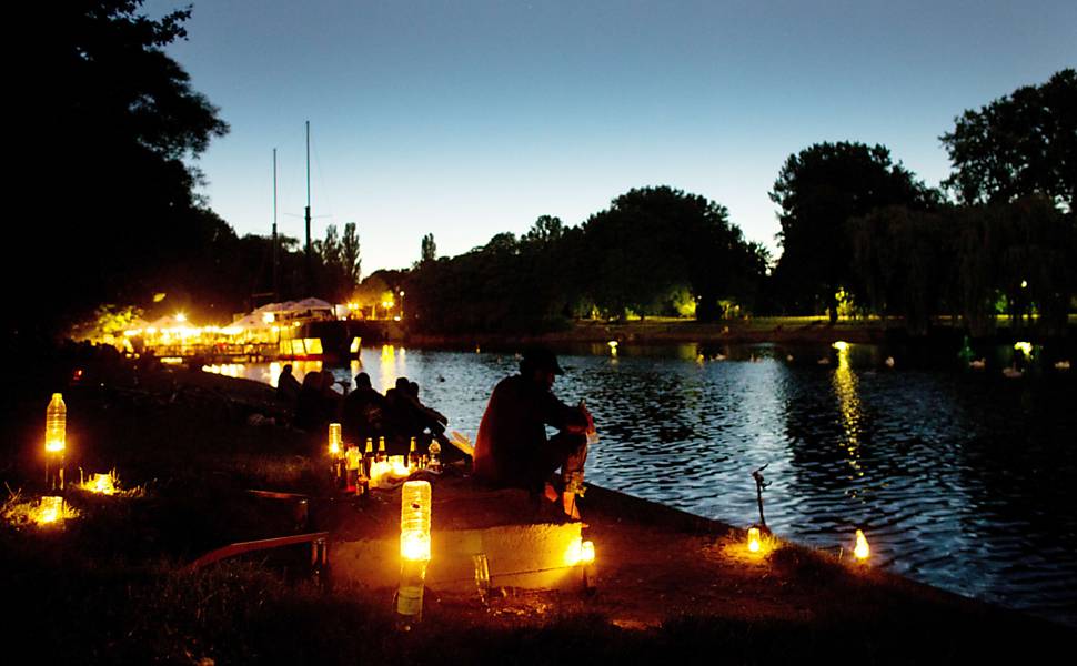 Um homem observa o canal de Landwehrkanal, em Berlim