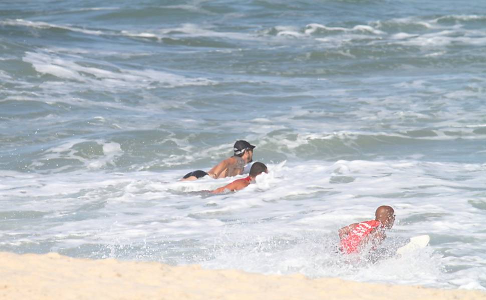 Paulinho Vilhena salva turista de afogamento na praia