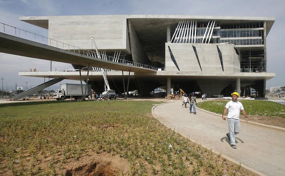Operários trabalham na Cidade da Música, na Barra da Tijuca, no Rio de Janeiro, RJ, em dezembro de 2008; obra foi rebatizada de Cidade das Artes