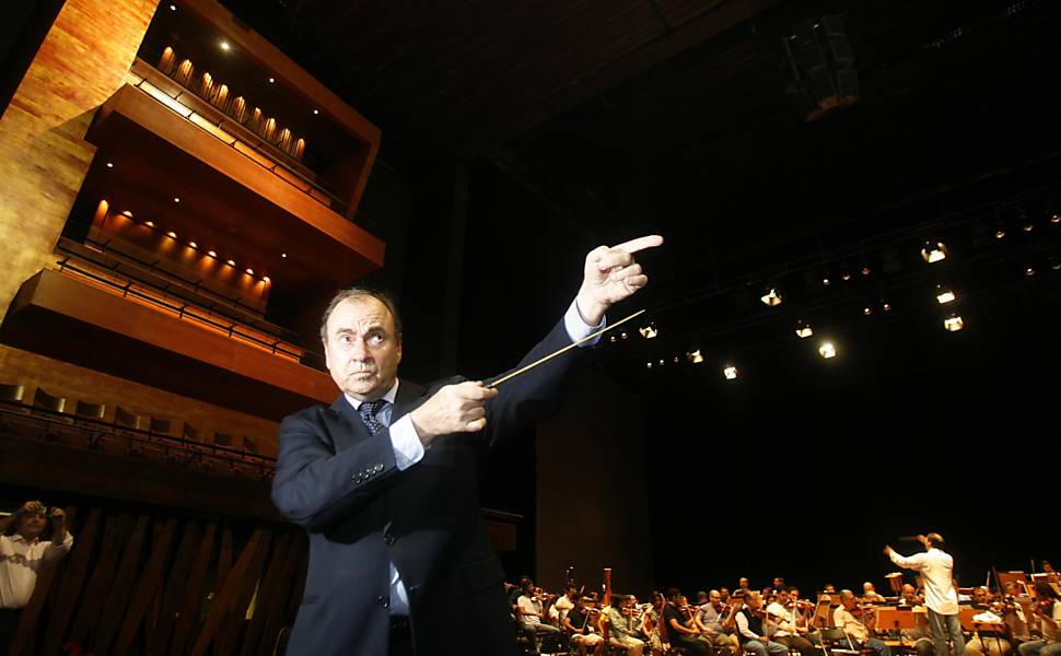 Cesar Maia, então prefeito do Rio, segura batuta na Cidade da Música, em dezembro de 2008, pouco antes do fim de seu terceiro mandato